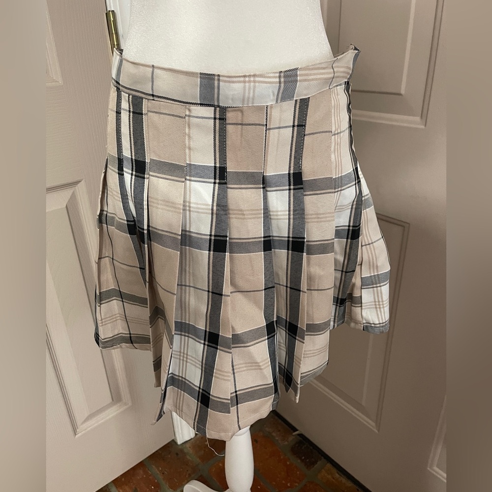 Jolie & Joy by FCT with Love tan/cream/black zip pleated plaid miniskirt. Sz L